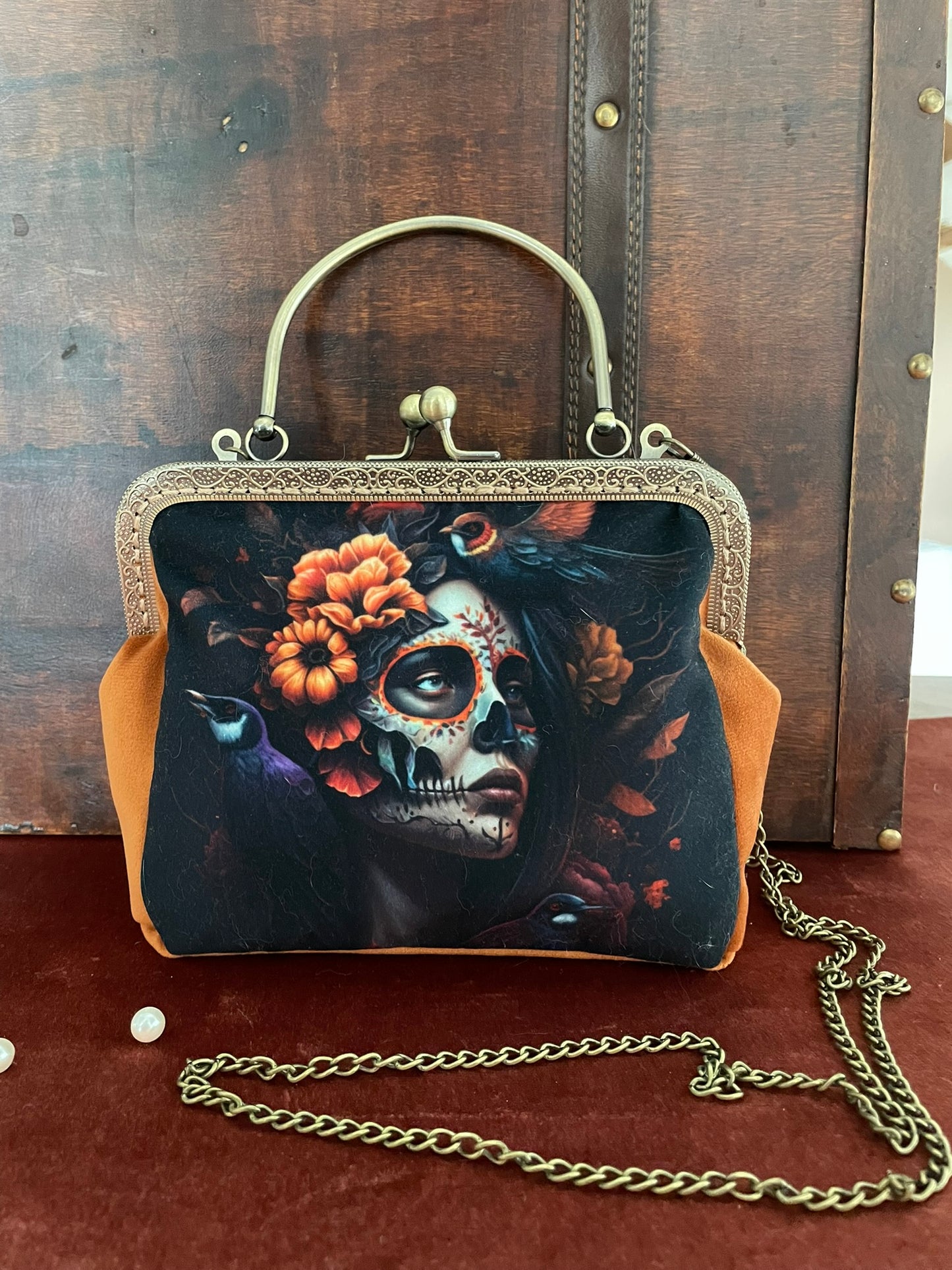 Zoom sur l'illustration textile du visage féminin fleuri et oiseaux mystiques.