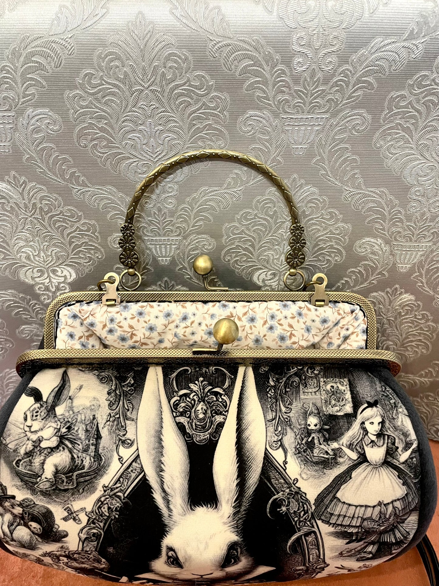 Détail intérieur du sac Alice doublure fleurie avec bleuet 