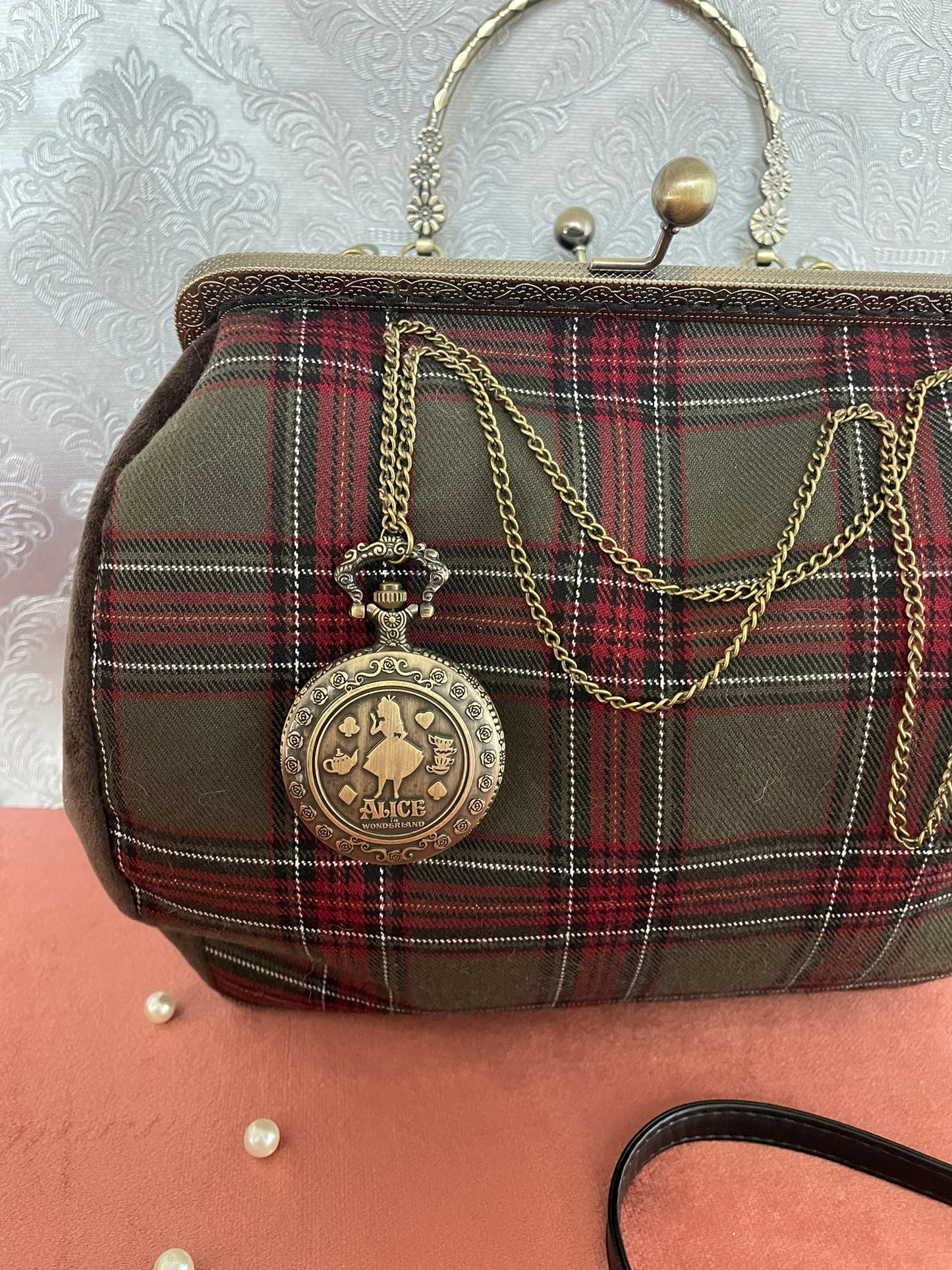 Alice & le Secret du Temps : Le Sac Tartan aux Deux Visages