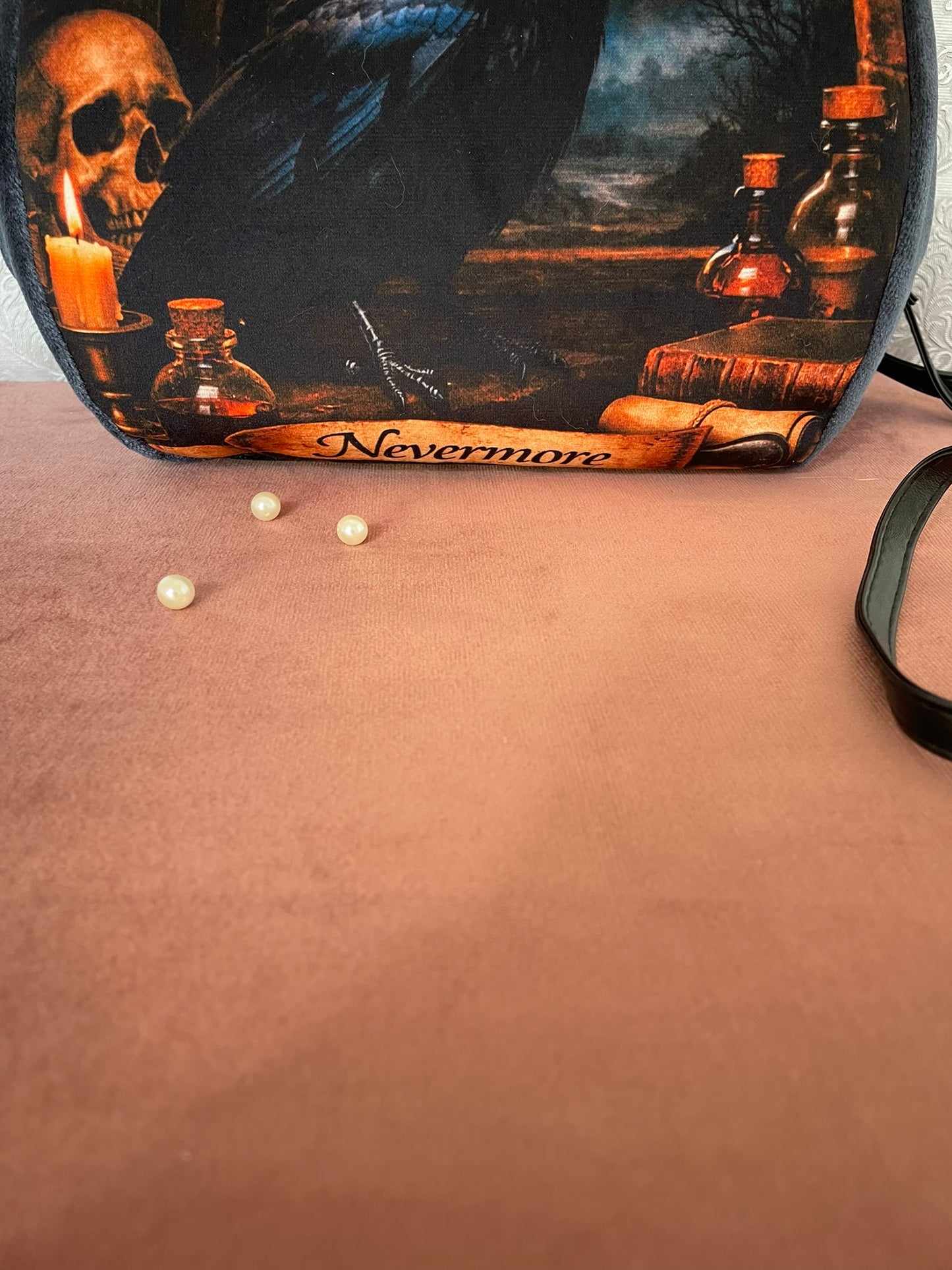 Détail de l'illustration avec parchemin Nevermore et fioles de potion au bas du sac rétro corbeau.