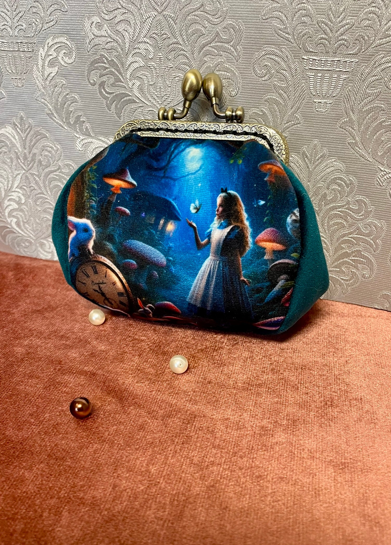 Détails du fermoir effet bronze ciselé et rétro