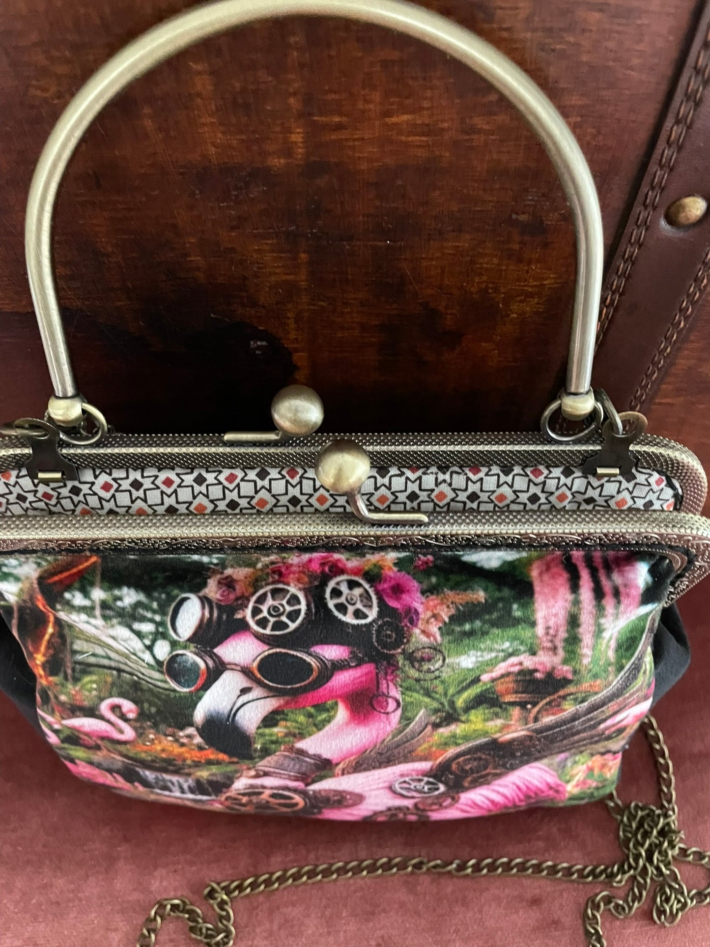 Détail du fermoir bronze et de la doublure intérieure motif geometriques.