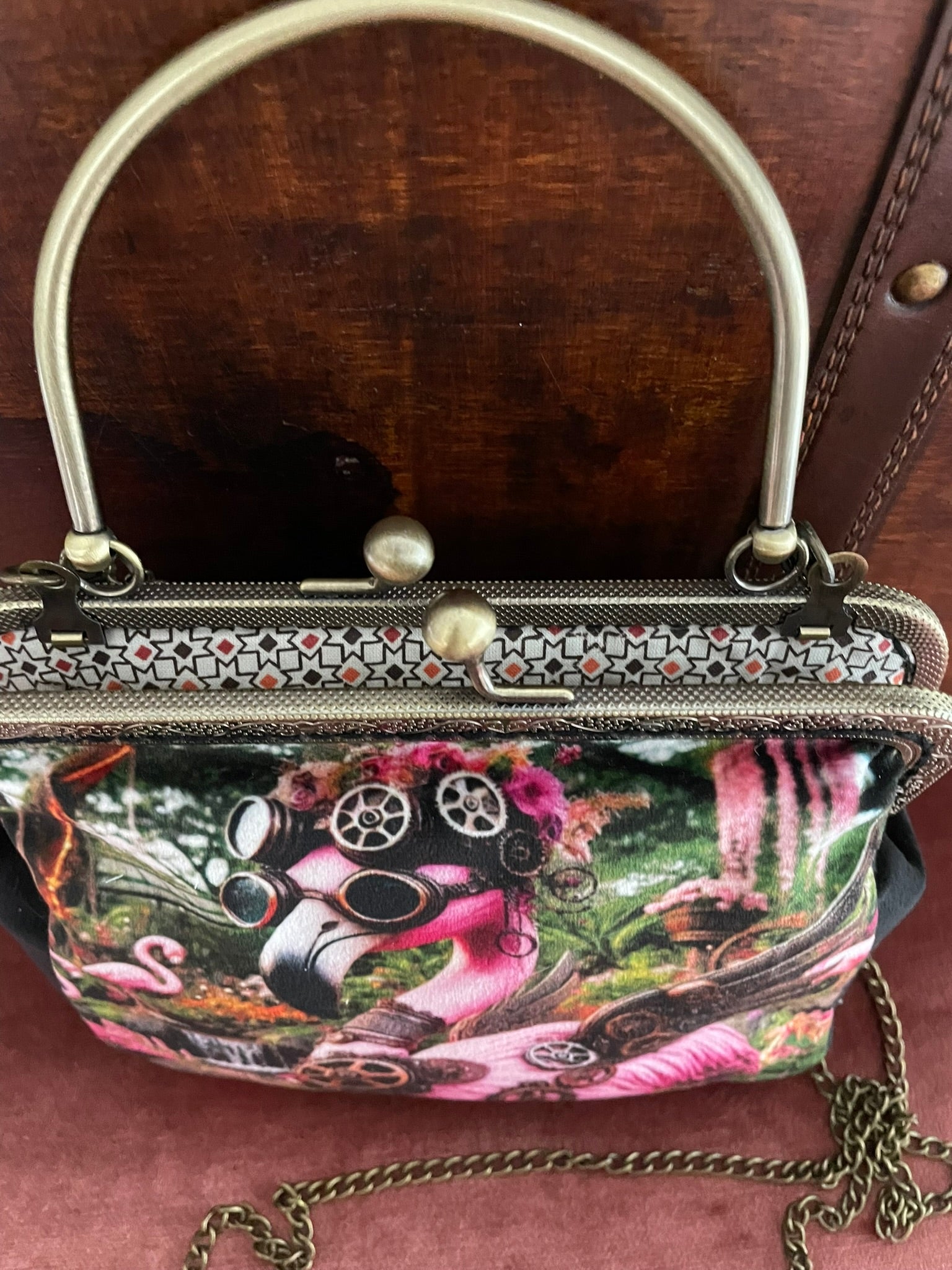 Détail du fermoir bronze et de la doublure intérieure motif geometriques.