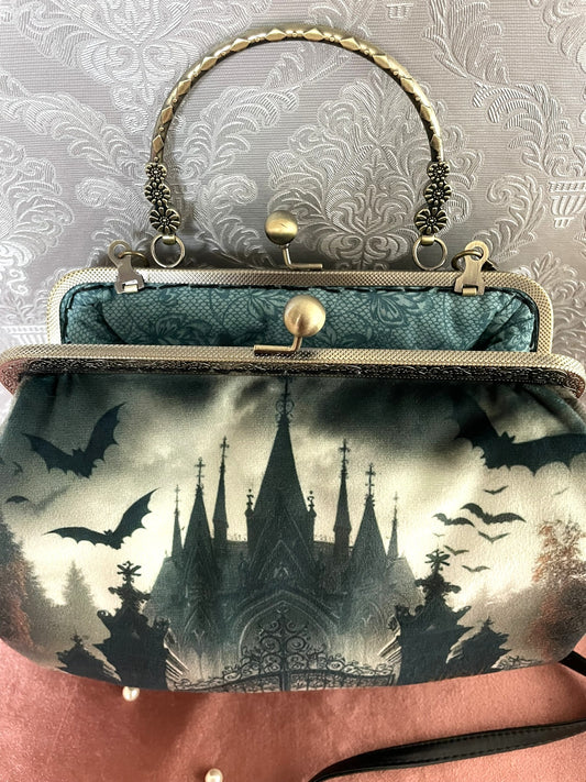 Vue de l'intérieur du sac montrant la doublure verte à motifs baroques et l'espace de rangement.