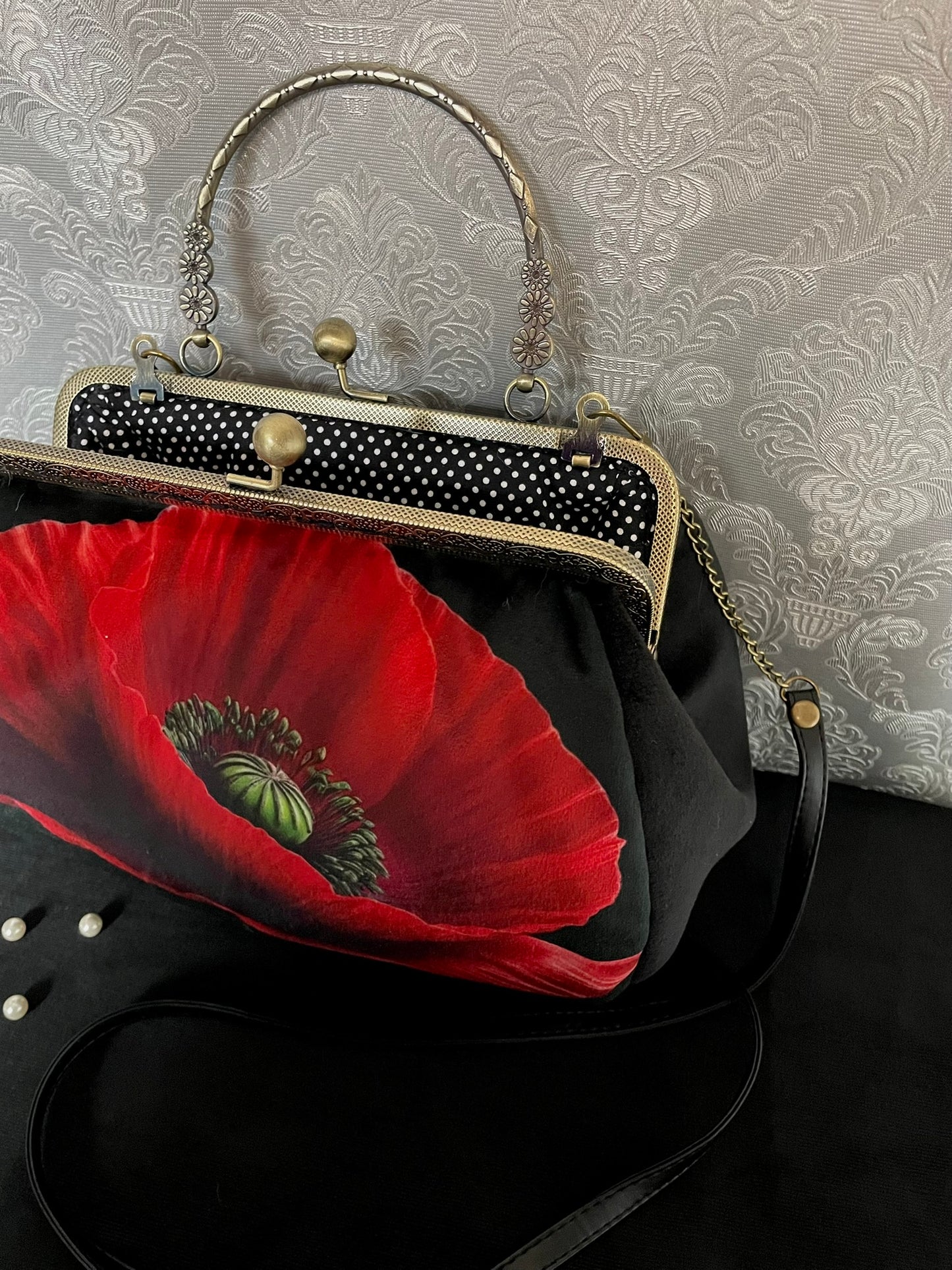 Vue de l'intérieur avec la doublure noire à pois blancs style rétro.