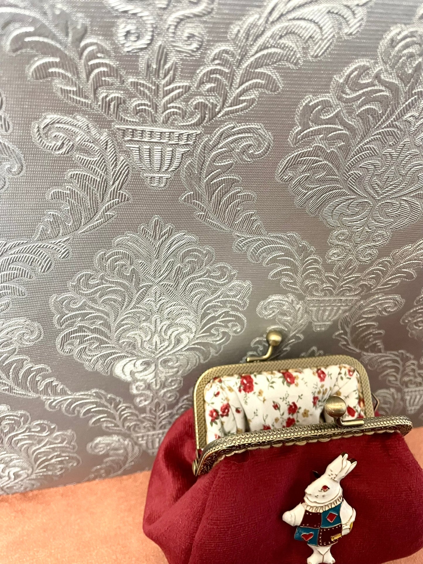 Intérieur du porte-monnaie avec doublure tissu fleuri blanc et roses rouges romantiques.