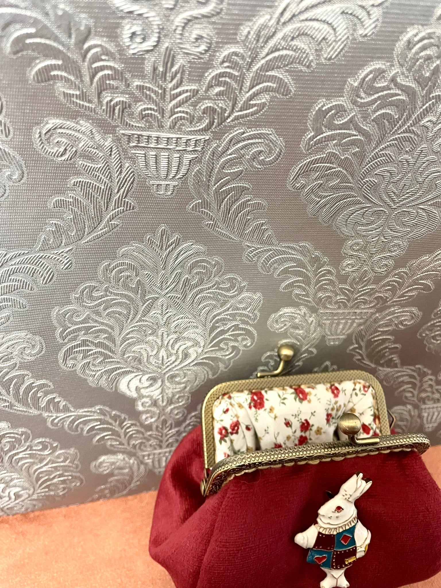 Intérieur du porte-monnaie avec doublure tissu fleuri blanc et roses rouges romantiques.