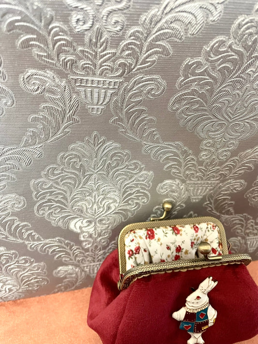 Intérieur du porte-monnaie avec doublure tissu fleuri blanc et roses rouges romantiques.