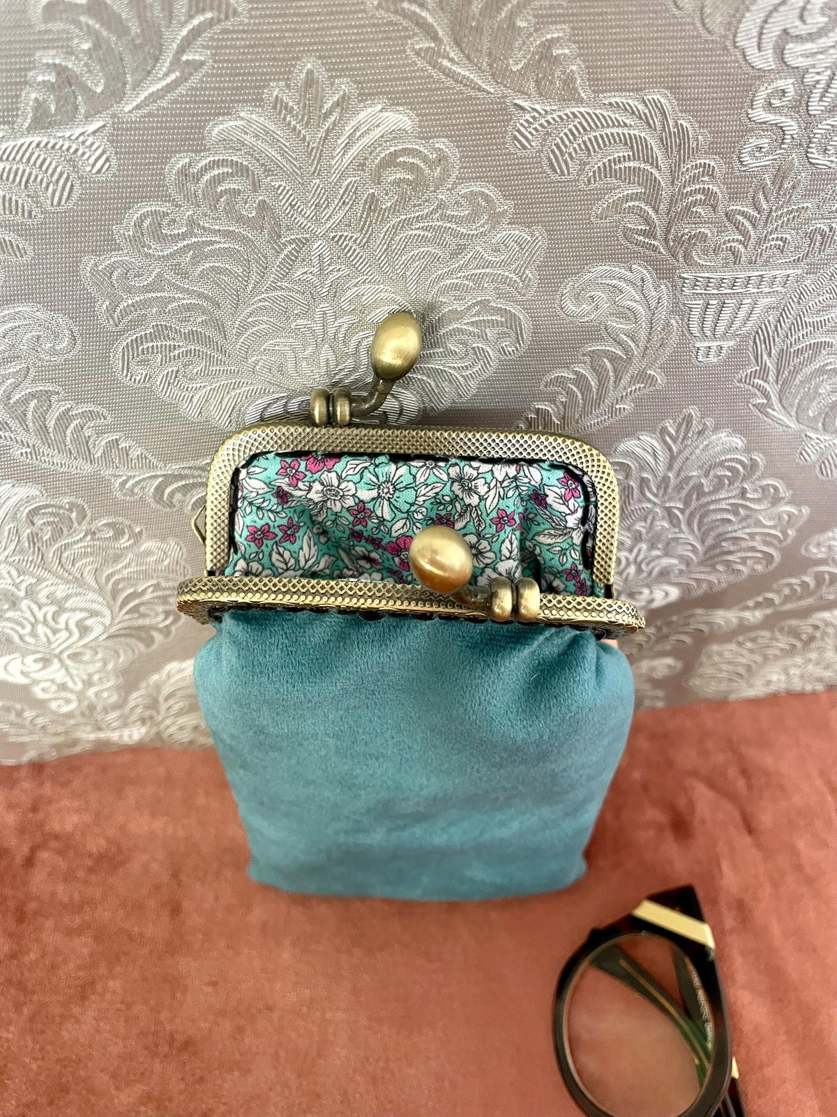 Vue du dos en velours bleu canard de l'etui a lunettes retro Le Comptoir de Suzanne