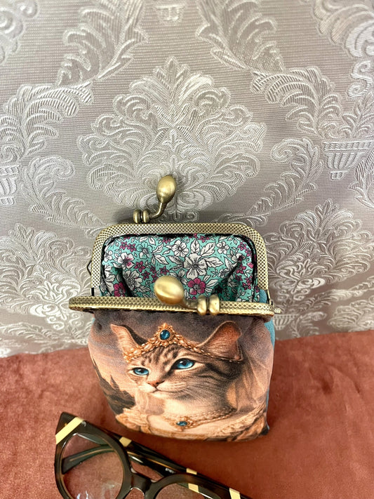 Gros plan fermoir effet bronze et doublure coton fleurie turquoise d'un etui a lunettes retro