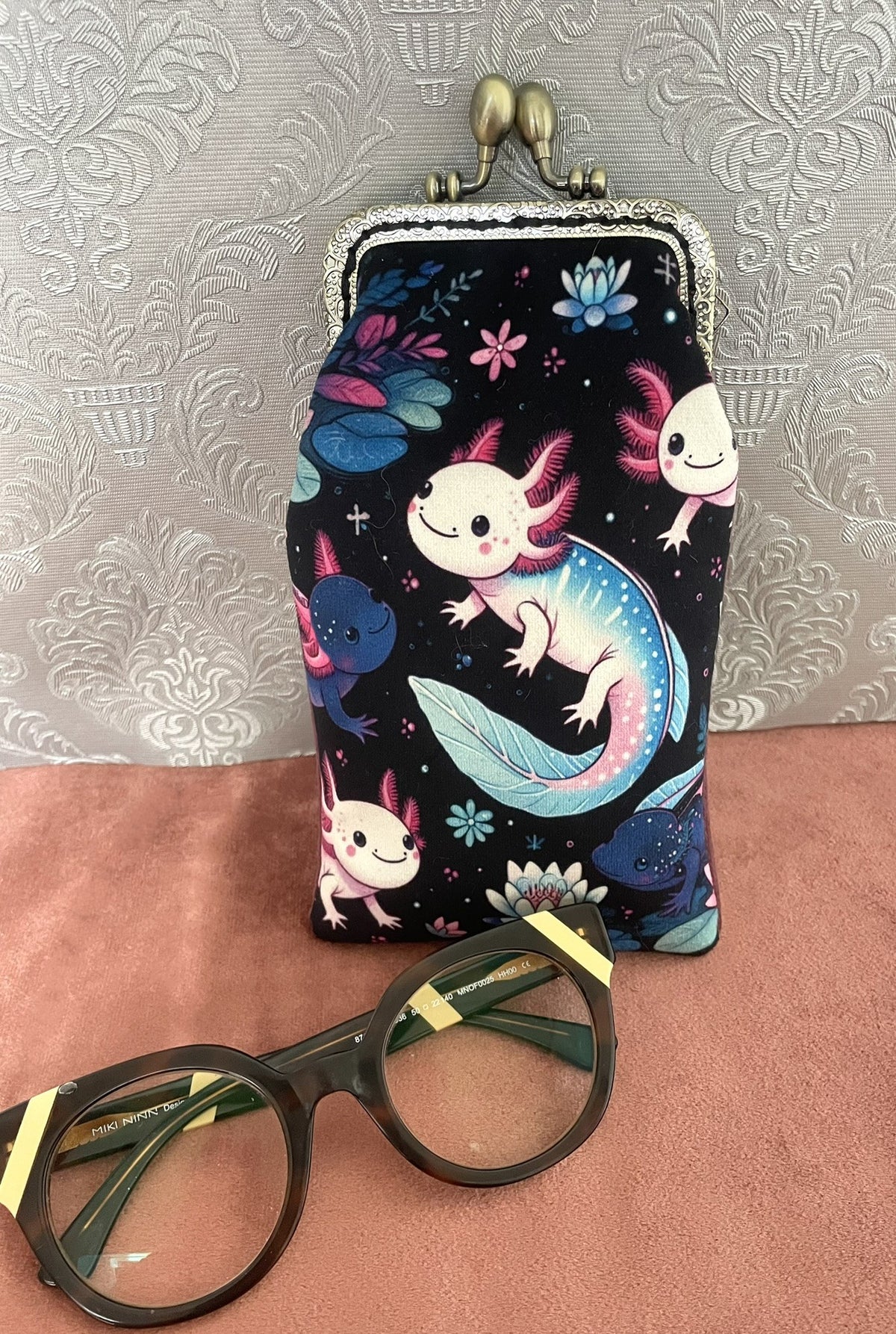 Etui a lunettes retro fermoir effet bronze motif axolotls kawaii et lunettes de vue Le Comptoir de Suzanne