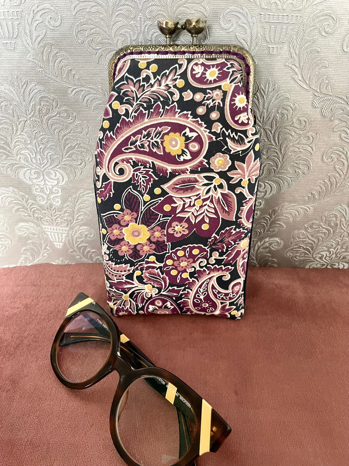 Vue de face étui à lunettes rétro en coton imprimé cachemire prune et moutarde avec lunettes Le Comptoir de Suzanne