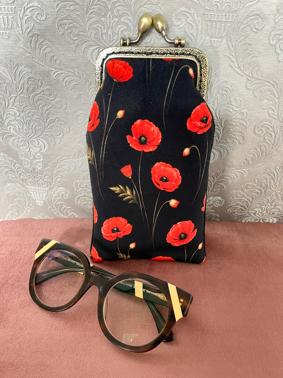 Vue de face étui à lunettes motif floral coquelicots avec lunettes de vue Le Comptoir de Suzanne