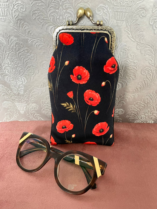 Vue de face étui à lunettes motif floral coquelicots avec lunettes de vue Le Comptoir de Suzanne