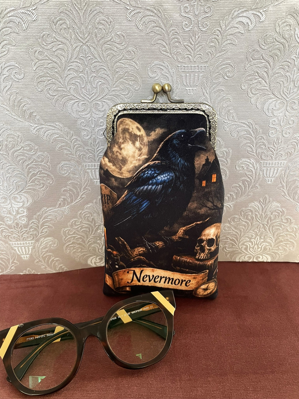 Vue de face étui à lunettes rétro motif corbeau Nevermore lune et crâne avec lunettes Le Comptoir de Suzanne