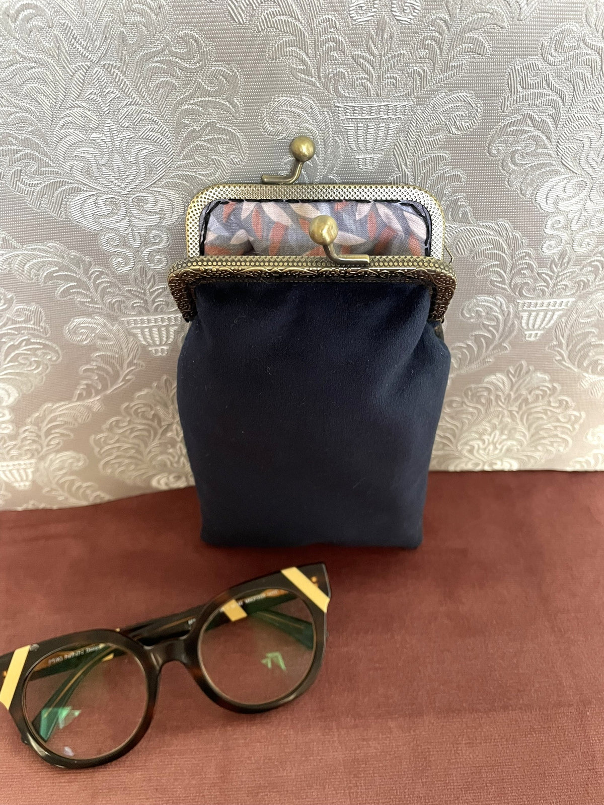 Vue du dos en velours bleu nuit et de la doublure coton géométrique de l'étui à lunettes Le Comptoir de Suzanne
