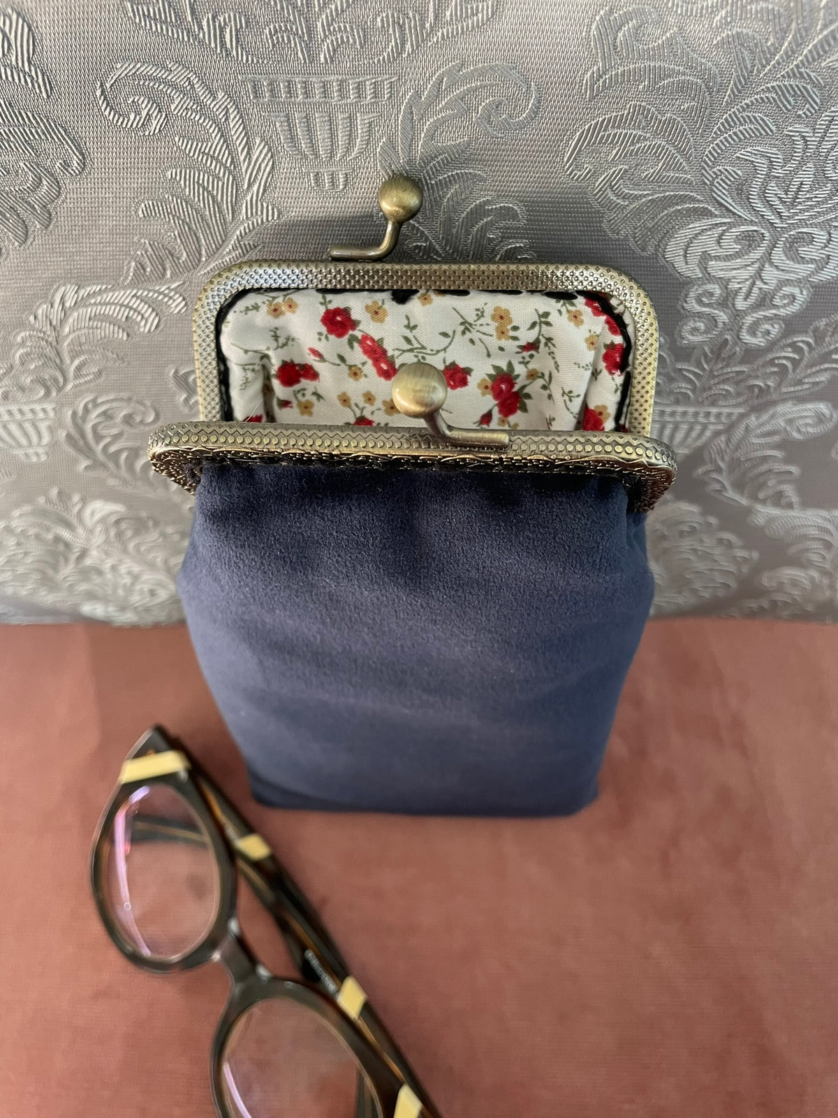 Vue ouverte étui à lunettes en velours bleu nuit et doublure fleurie Le Comptoir de Suzanne