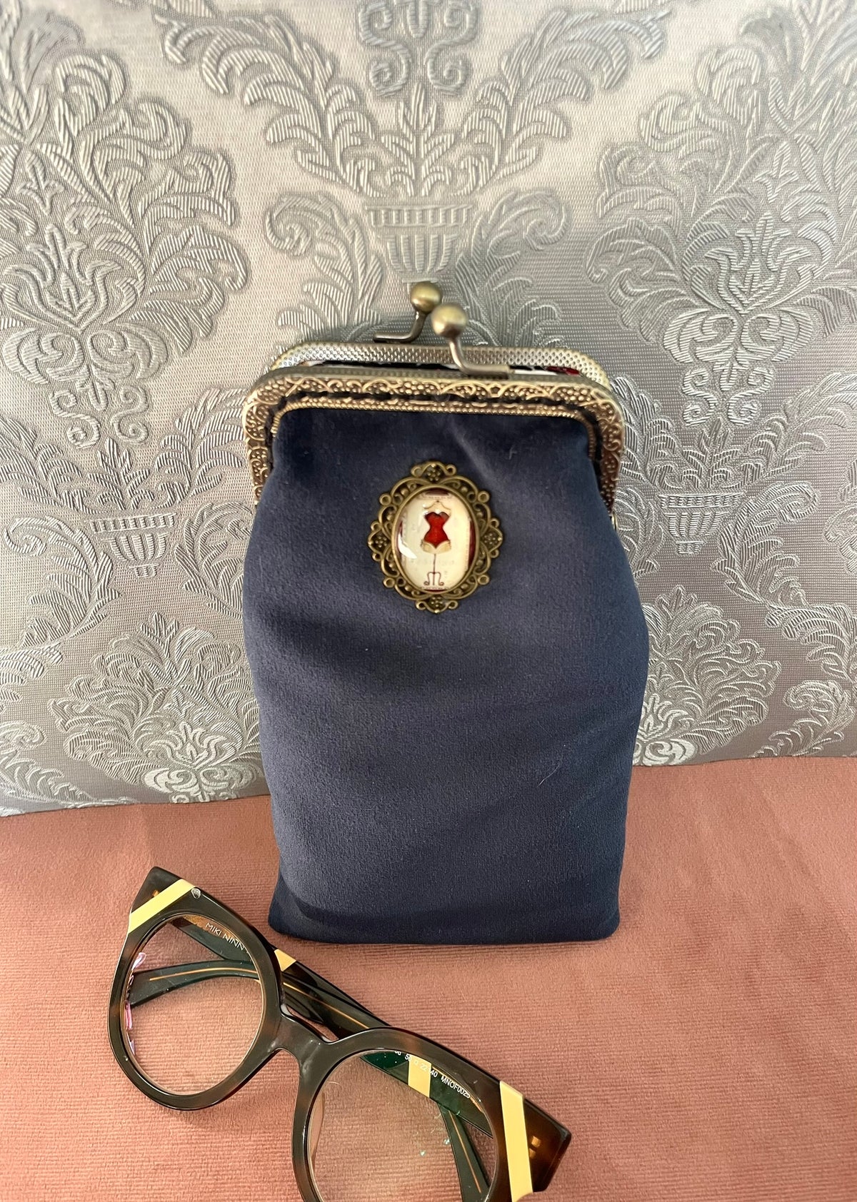 Vue de face étui à lunettes rétro corset et fermoir couleur bronze Le Comptoir de Suzanne