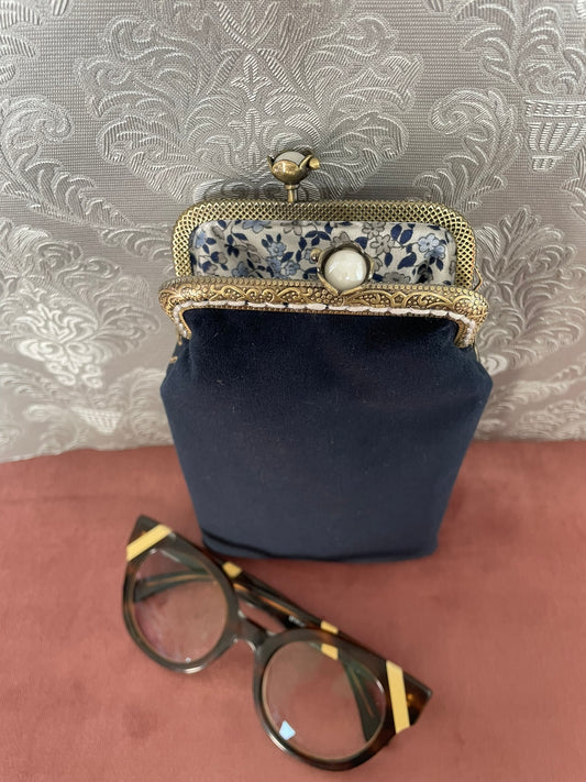 Vue du dos en velours bleu nuit et de la doublure coton fleurie bleue étui lunettes Le Comptoir de Suzanne