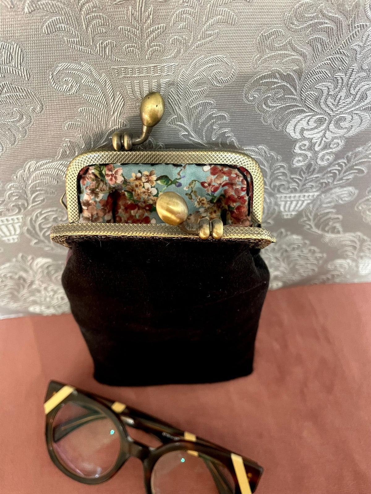Vue ouverte étui à lunettes en velours noir et doublure fleurie Le Comptoir de Suzanne