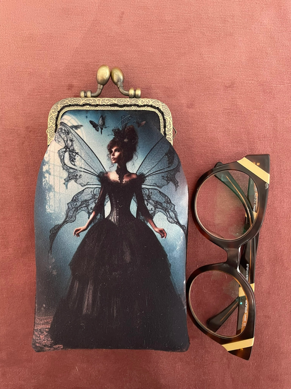 Vue verticale étui à lunettes motif fée et lunettes de présentation Le Comptoir de Suzanne
