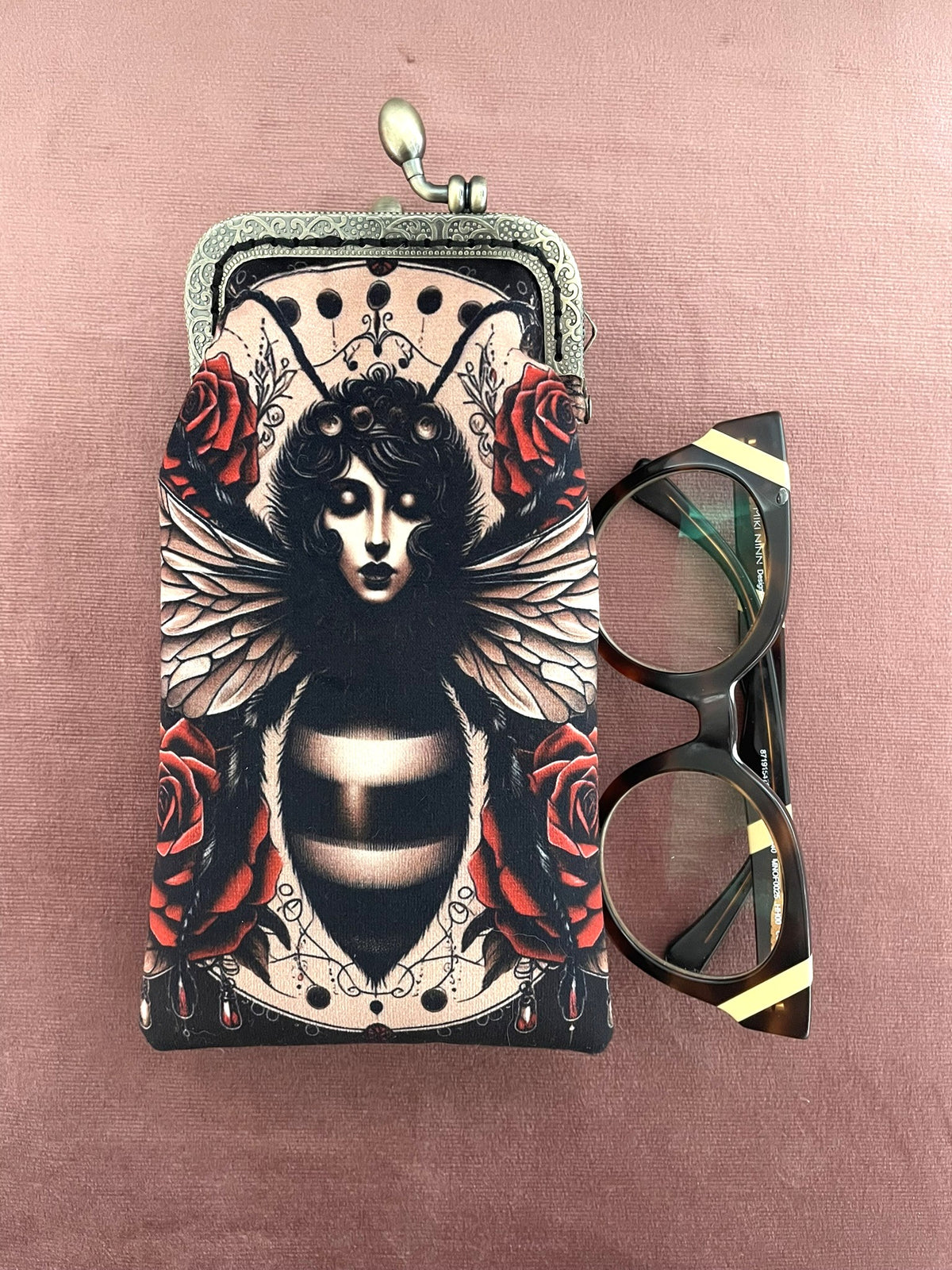 Vue rapprochée motif femme abeille et roses rouges étui à lunettes avec lunettes Le Comptoir de Suzanne