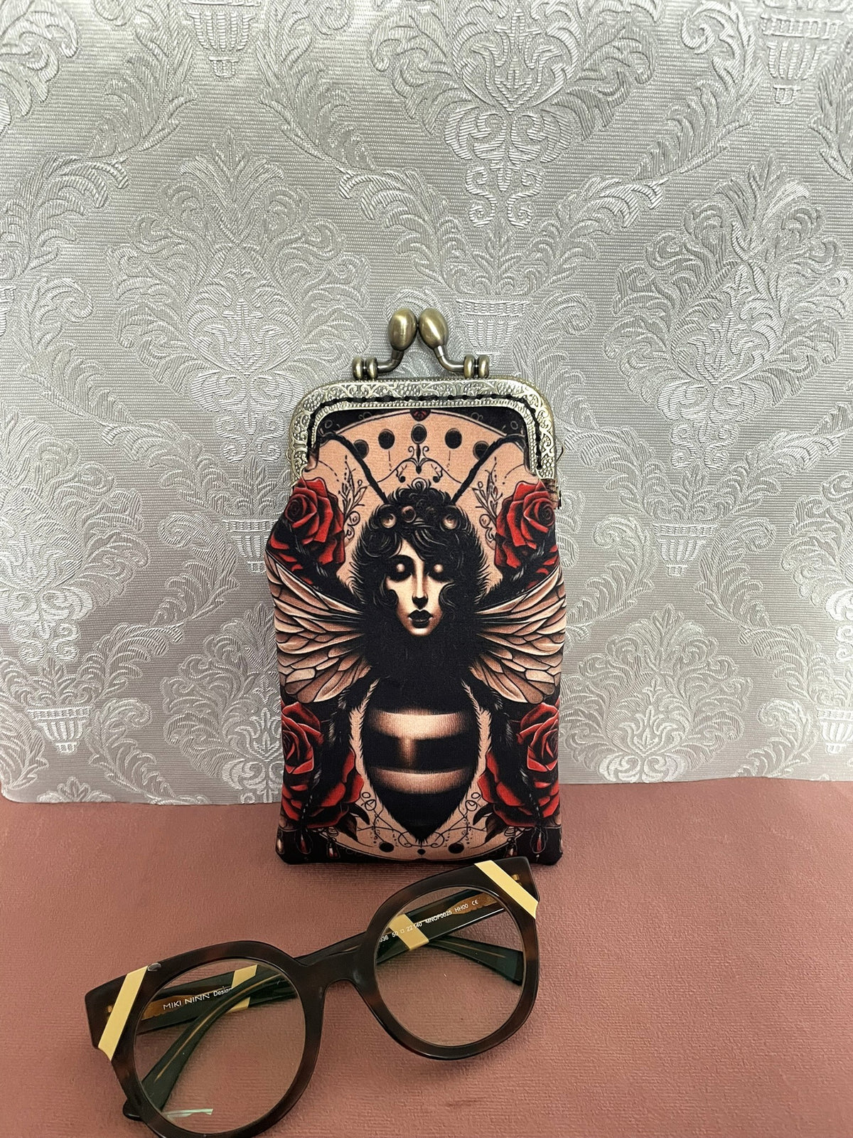 Vue de face étui à lunettes rétro motif femme abeille avec lunettes Le Comptoir de Suzanne