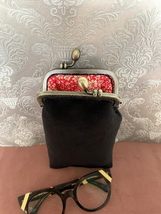 Vue du dos en velours noir et doublure coton rouge fleurie étui à lunettes Le Comptoir de Suzanne