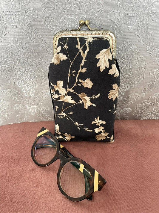Vue de face étui à lunettes rétro en coton floral noir et beige avec lunettes Le Comptoir de Suzanne