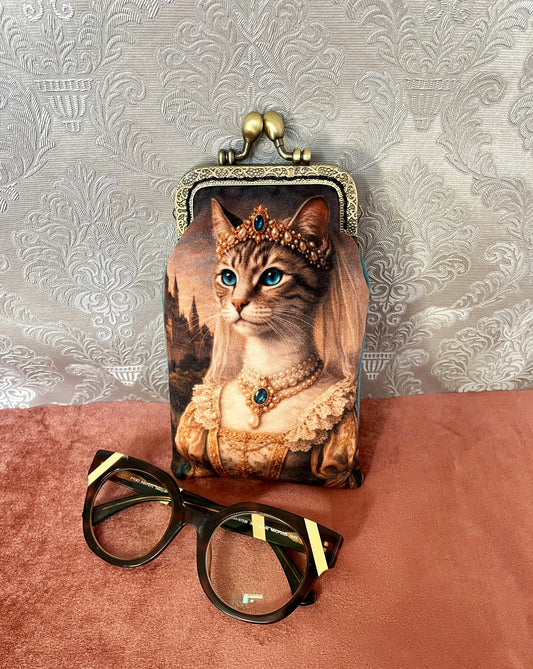 Etui a lunettes retro motif chat reine couronnee et paires de lunettes Le Comptoir de Suzanne