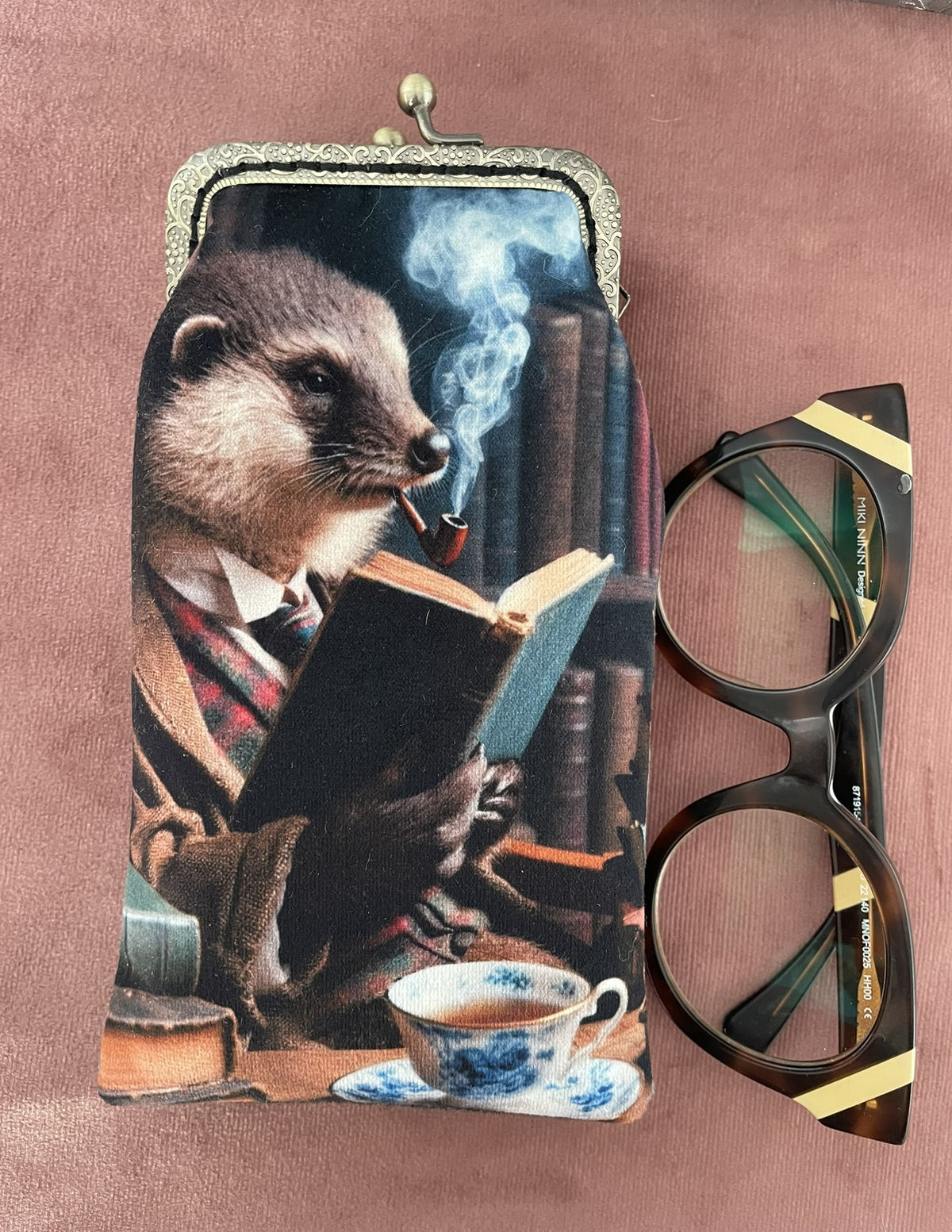 Vue rapprochée de l'illustration loutre dandy à la pipe et tasse de thé étui à lunettes Le Comptoir de Suzanne