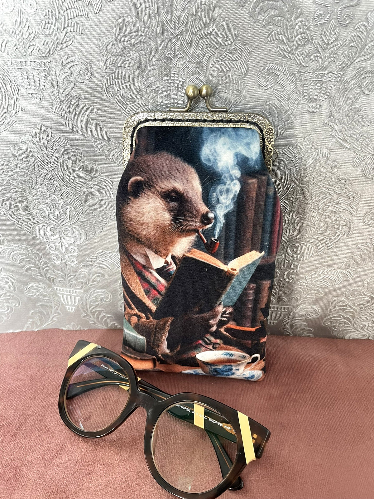 Vue de face étui à lunettes rétro motif loutre lisant un livre avec lunettes Le Comptoir de Suzanne