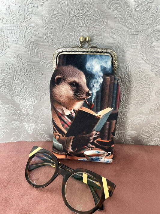 Vue de face étui à lunettes rétro motif loutre lisant un livre avec lunettes Le Comptoir de Suzanne