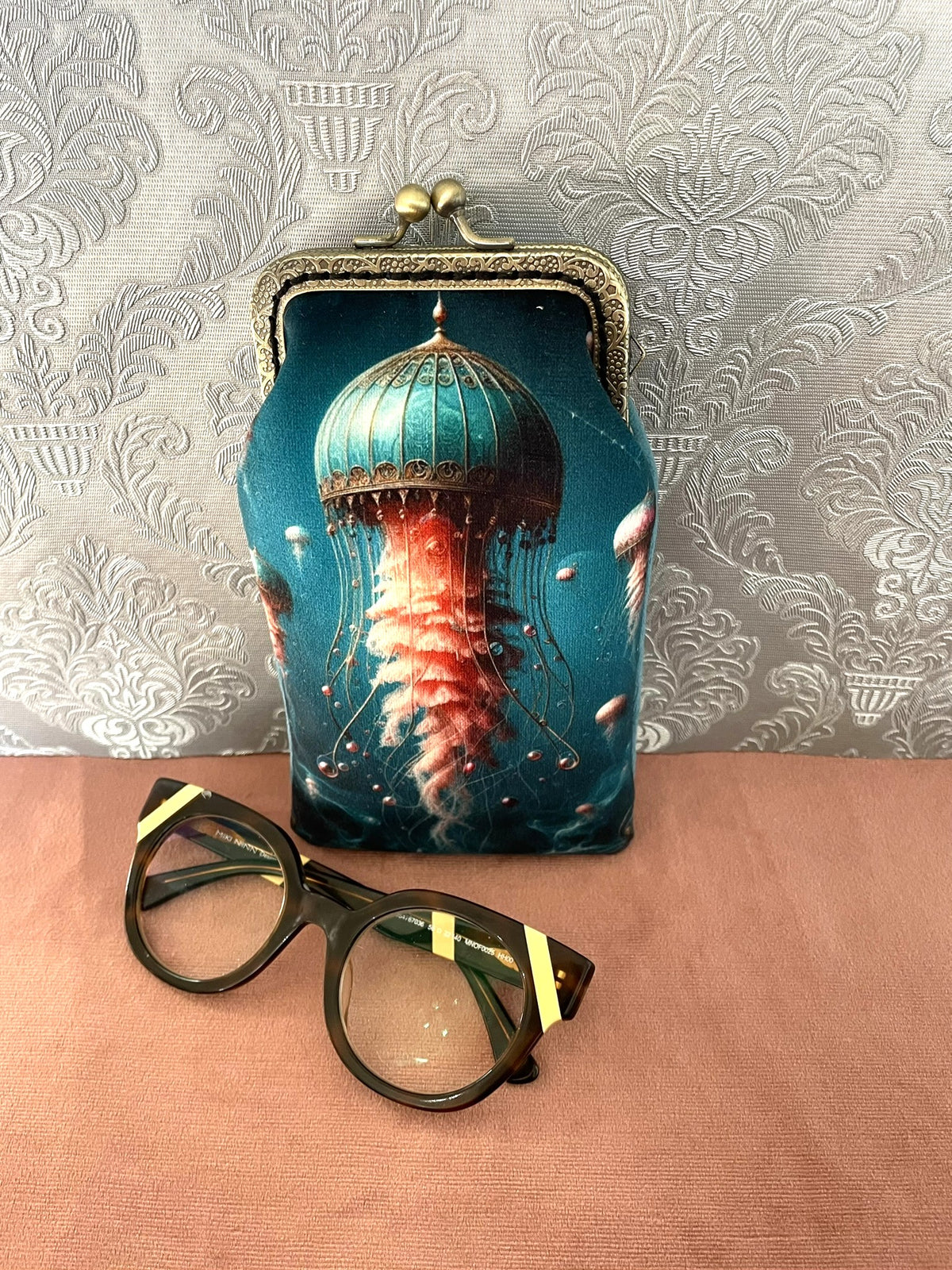 Vue de face étui à lunettes rétro méduse céleste et fermoir couleur bronze Le Comptoir de Suzanne