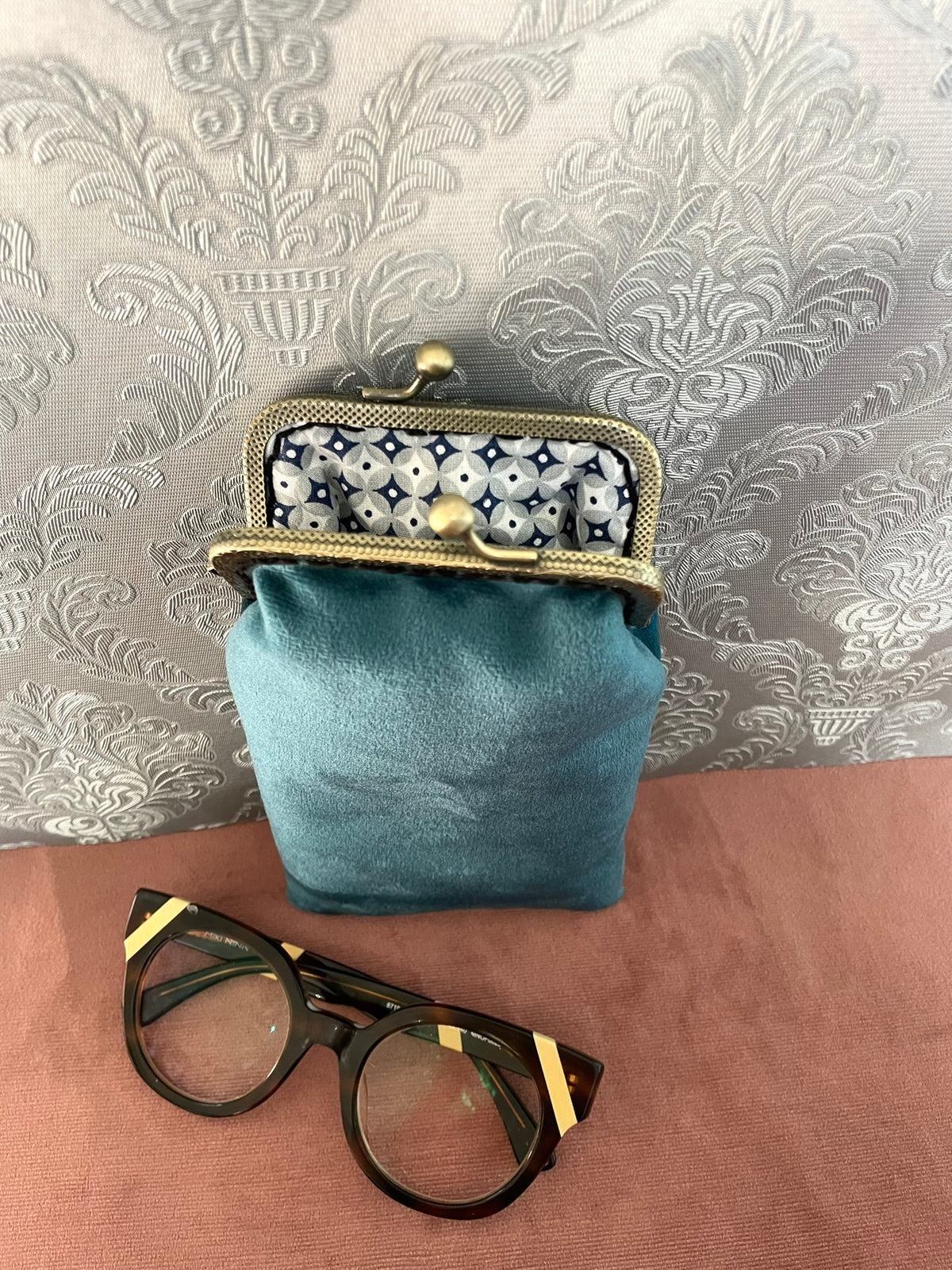 Vue ouverte étui à lunettes en velours turquoise et doublure géométrique Le Comptoir de Suzanne