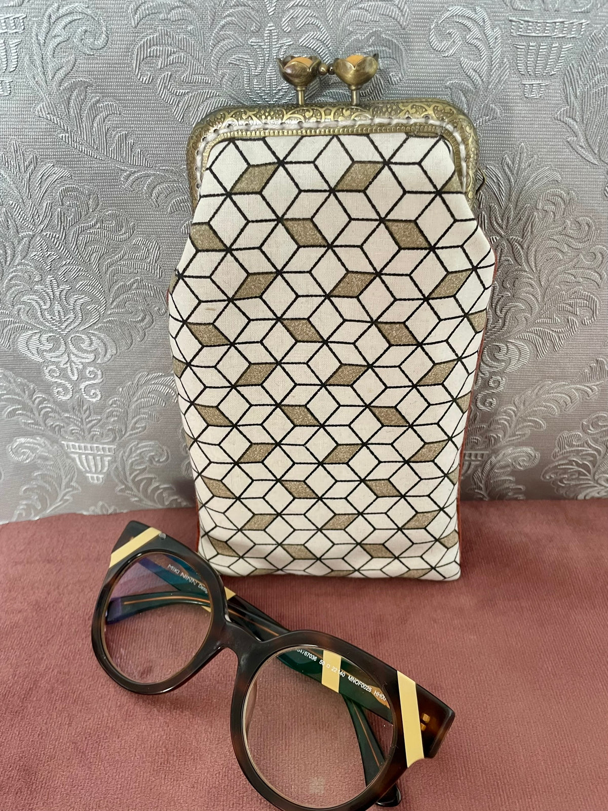 Étui à lunettes rétro imprimé géométrique cubes et fermoir couleur bronze à perles ambrées Le Comptoir de Suzanne