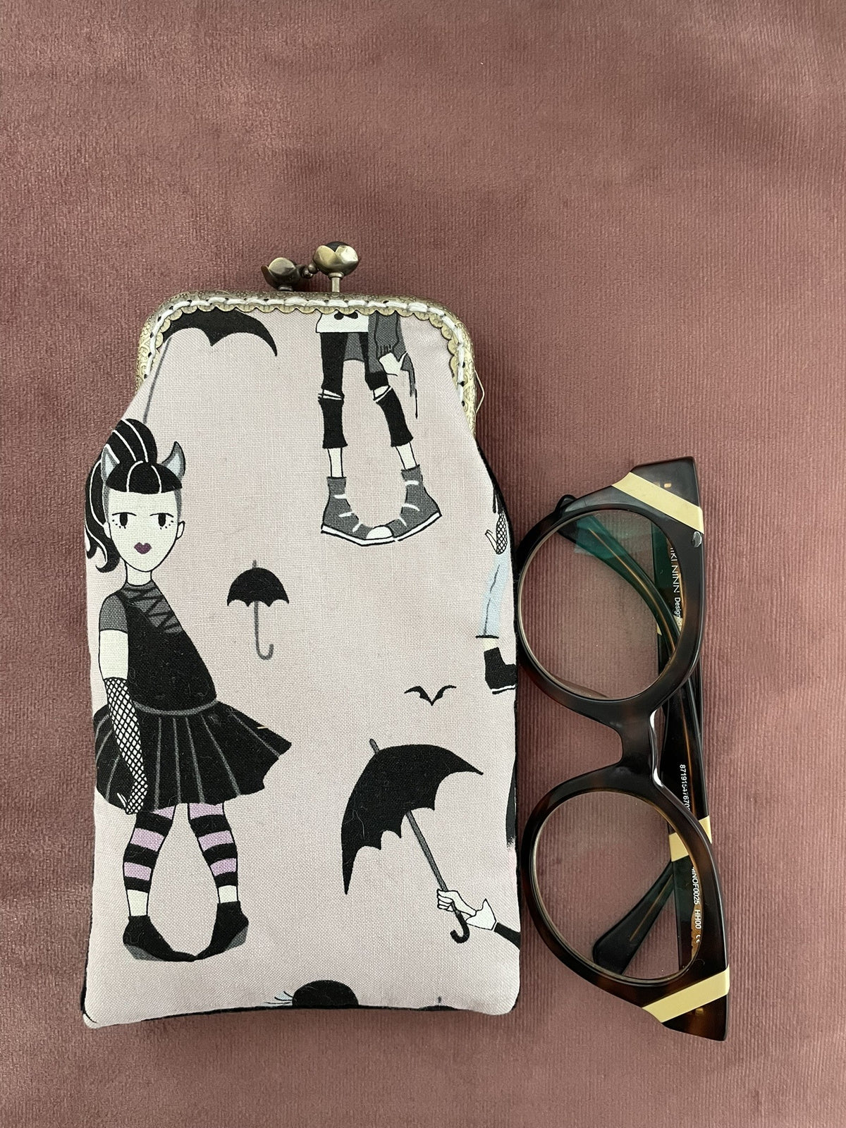 Vue à plat du motif fillette gothique avec parapluie noir étui à lunettes Le Comptoir de Suzanne