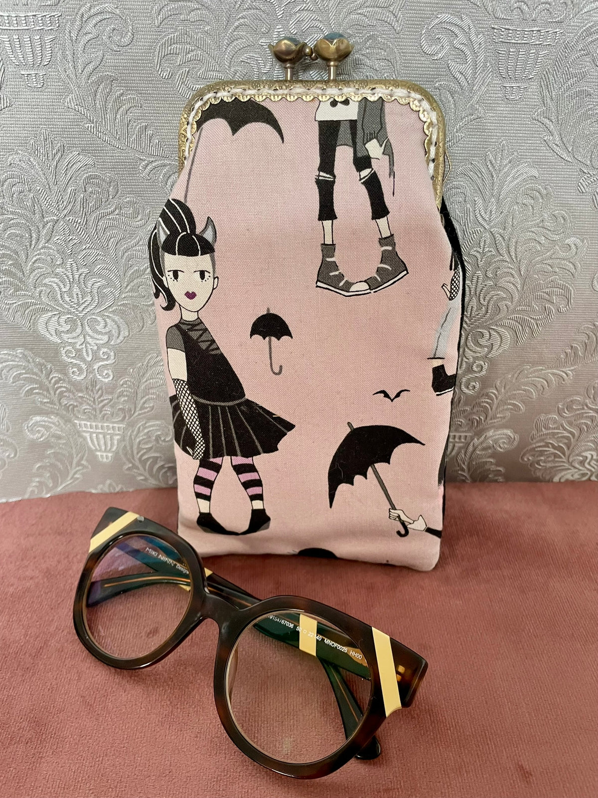 Vue de face étui à lunettes rétro en coton rose poudré motif fillette gothique avec lunettes Le Comptoir de Suzanne