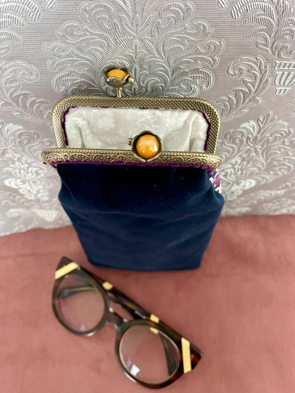 Vue du dos en velours noir et doublure coton blanc de l'étui à lunettes Le Comptoir de Suzanne