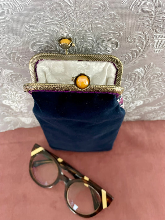 Vue du dos en velours noir et doublure coton blanc de l'étui à lunettes Le Comptoir de Suzanne