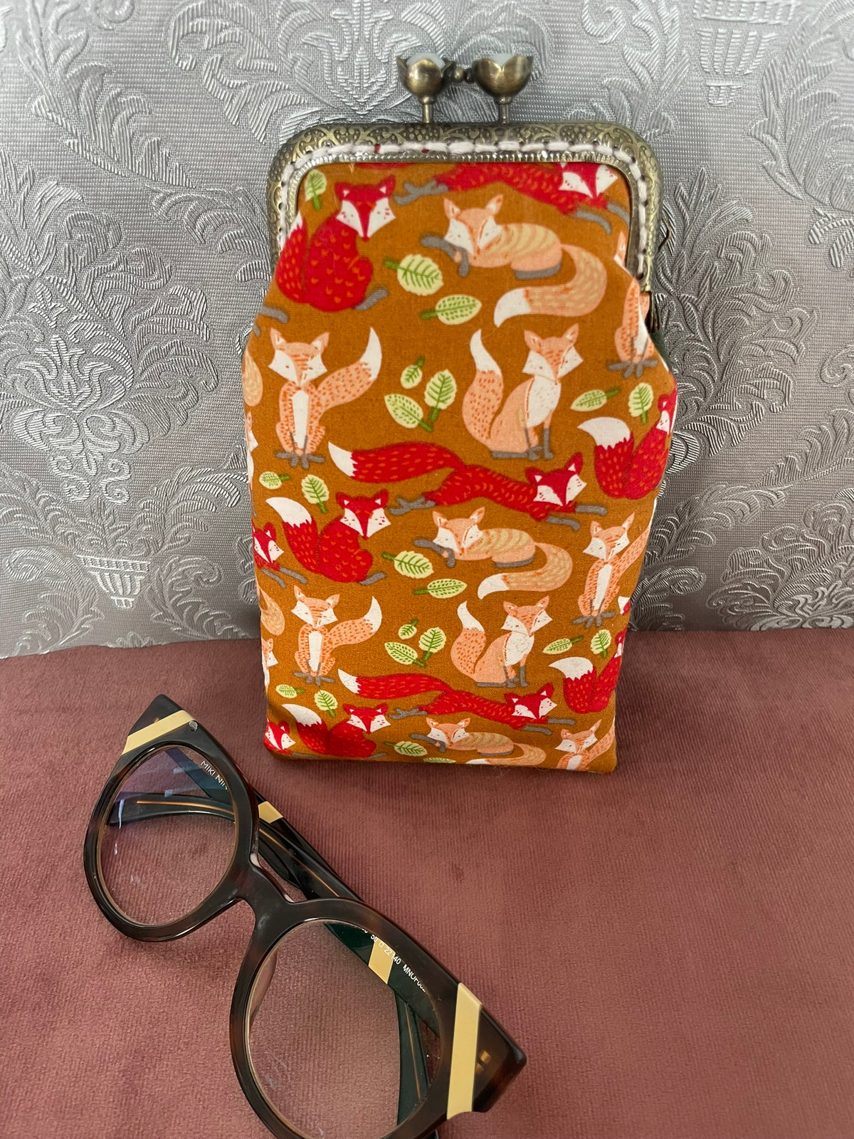 Vue de face étui à lunettes rétro en coton ocre motif renards roux avec lunettes Le Comptoir de Suzanne