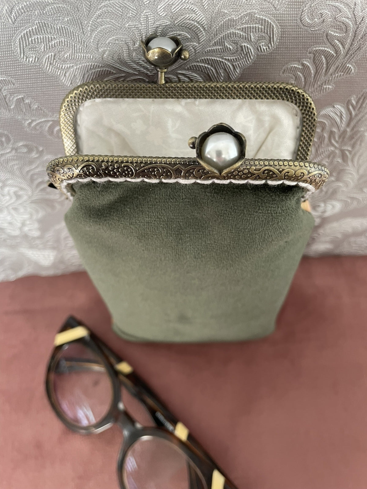 Vue du dos en velours vert olive et fermoir bronze à perles étui lunettes Le Comptoir de Suzanne