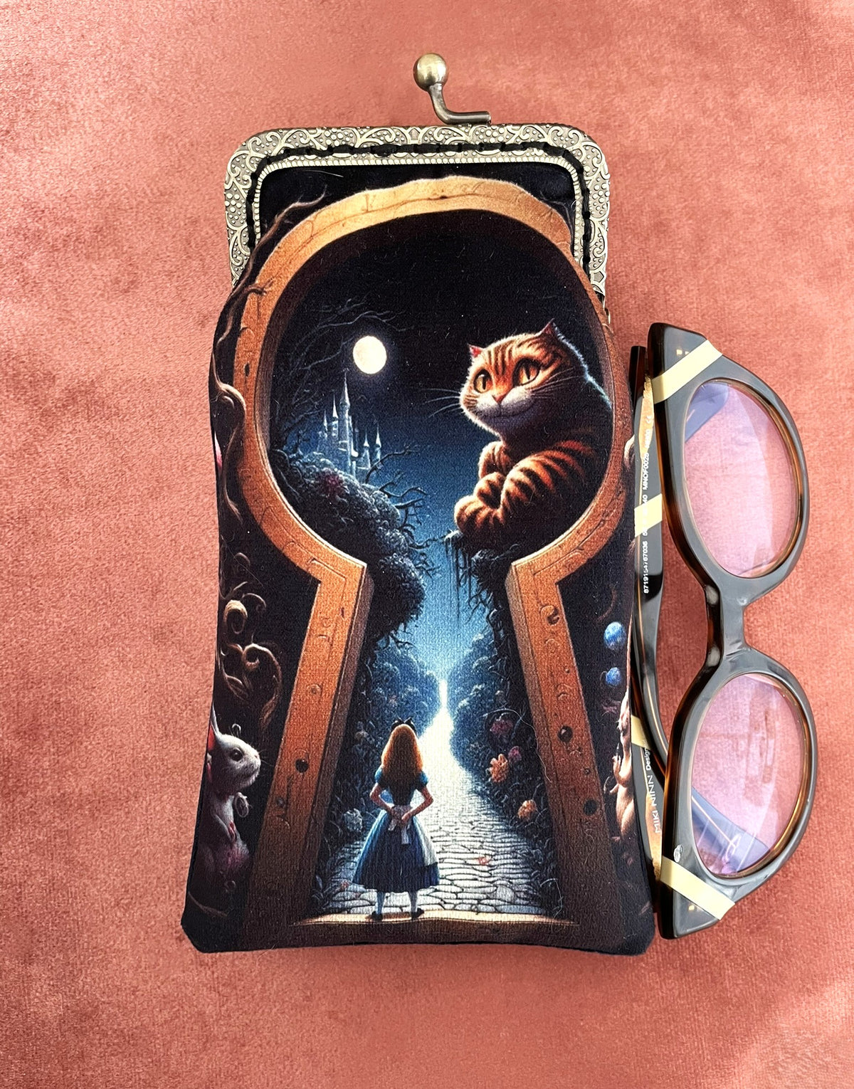 Étui à lunettes rétro illustration Alice au Pays des Merveilles et le passage secret avec lunettes de décor Le Comptoir de Suzanne