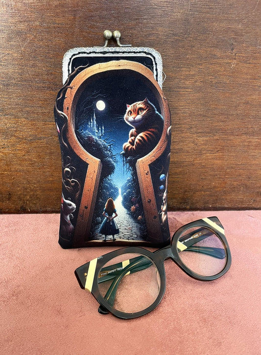 Gros plan sur un étui à lunettes vintage Alice et le passage secret avec fermoir effet bronze antique
