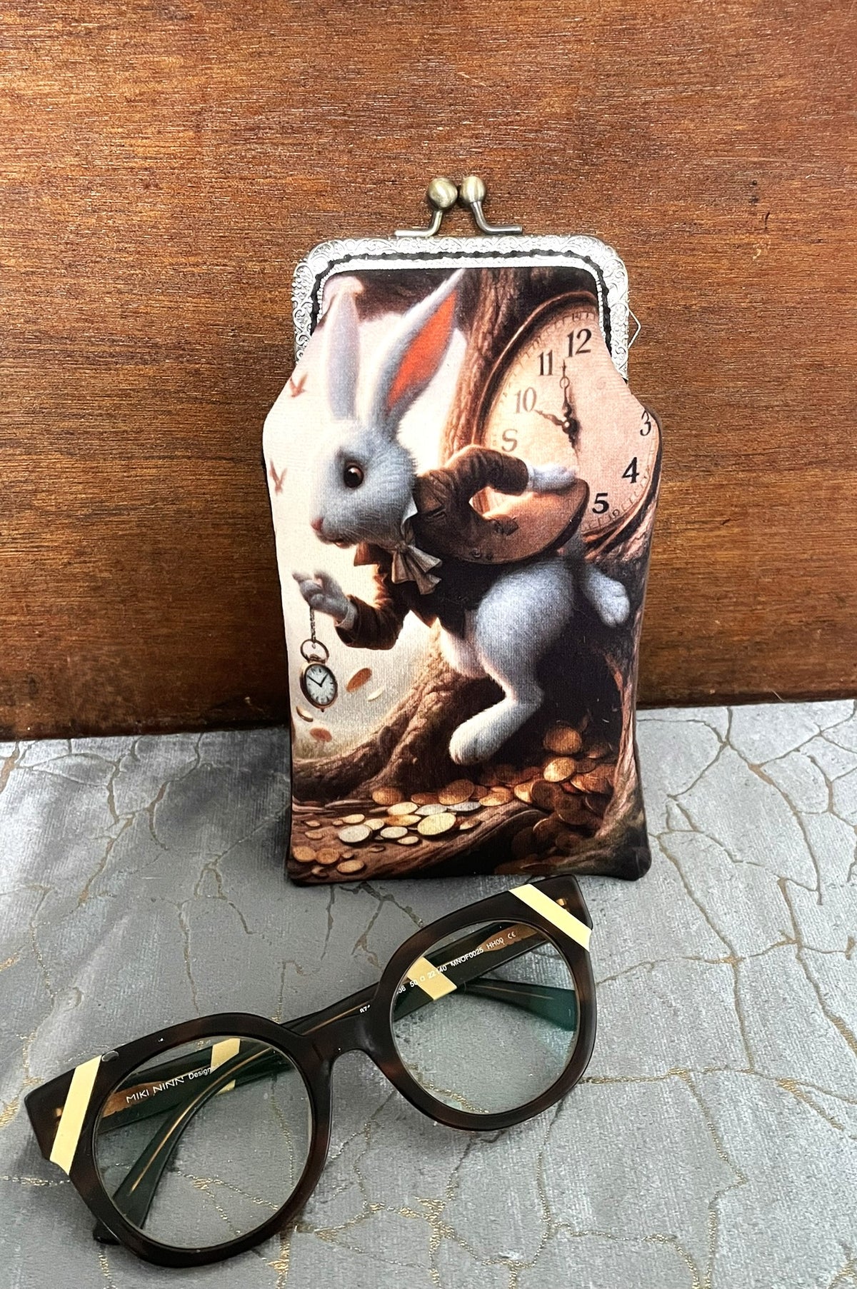 Étui à lunettes rétro avec illustration lapin blanc Alice au Pays des Merveilles et montre à gousset Le Comptoir de Suzanne