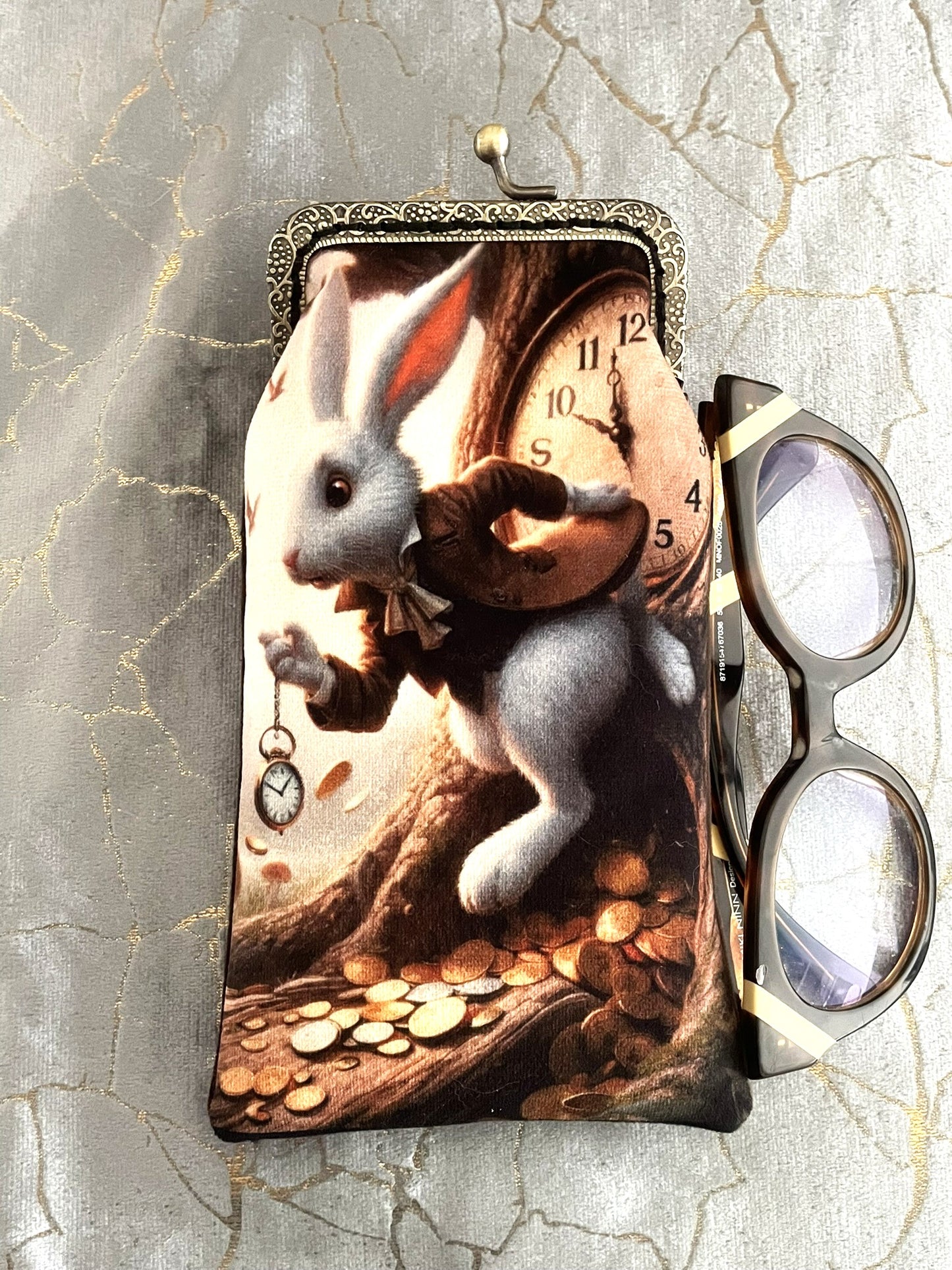 Gros plan sur un étui à lunettes vintage lapin pressé présenté avec lunettes de décor et fermoir effet bronze