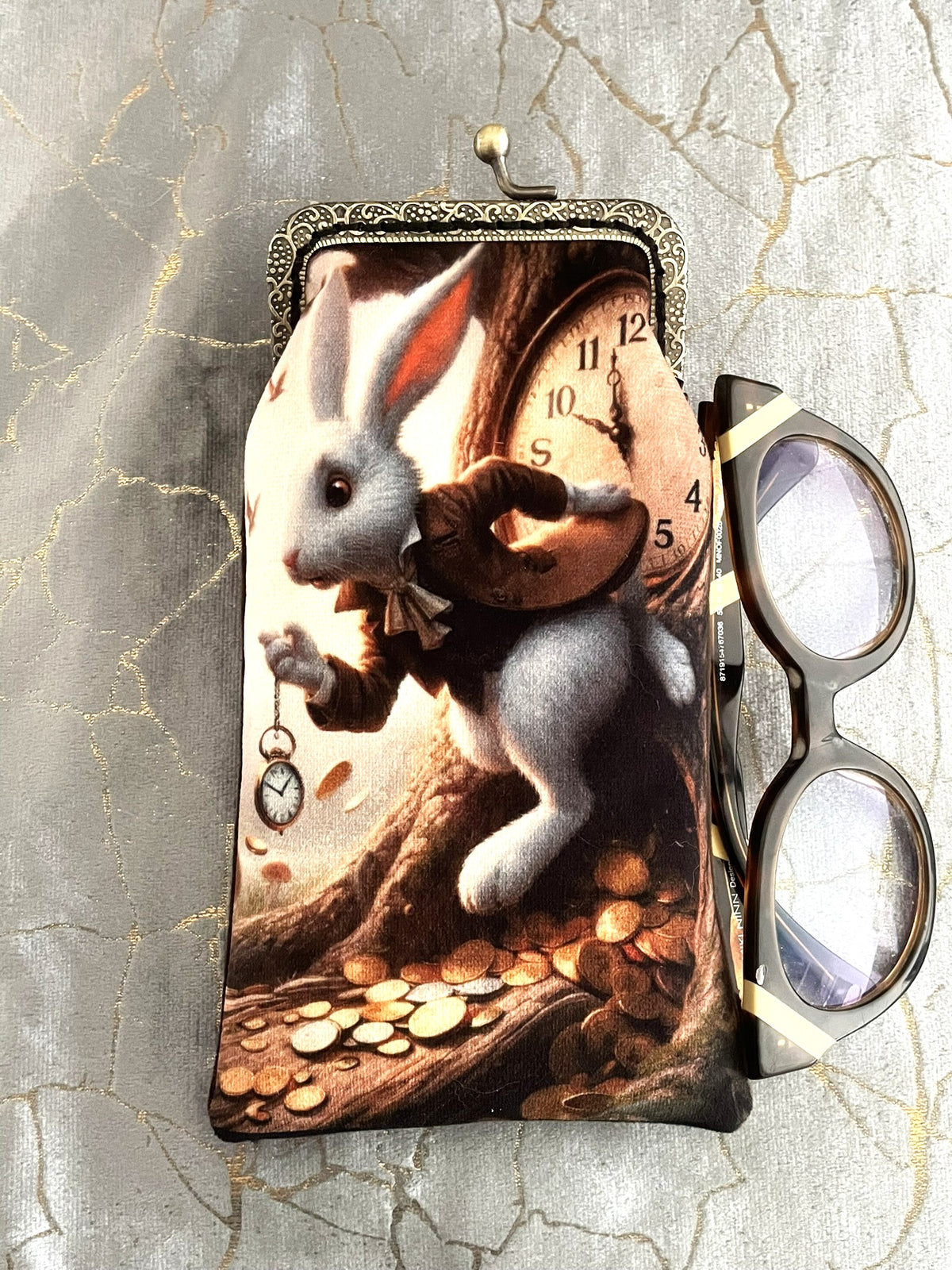Gros plan sur un étui à lunettes vintage lapin pressé présenté avec lunettes de décor et fermoir effet bronze