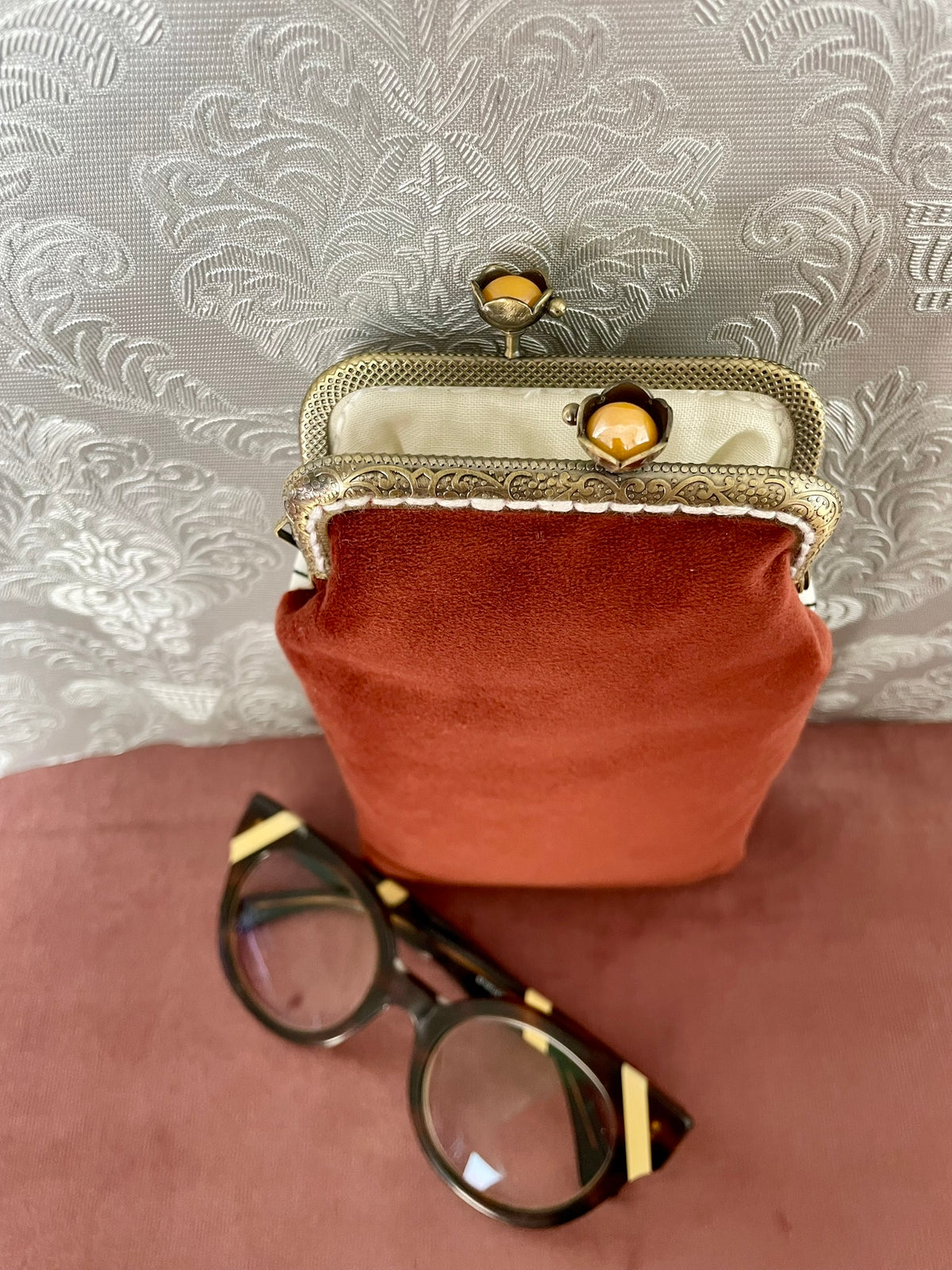 Vue du fermoir ouvert couleur bronze et du dos en velours rouille étui à lunettes Le Comptoir de Suzanne