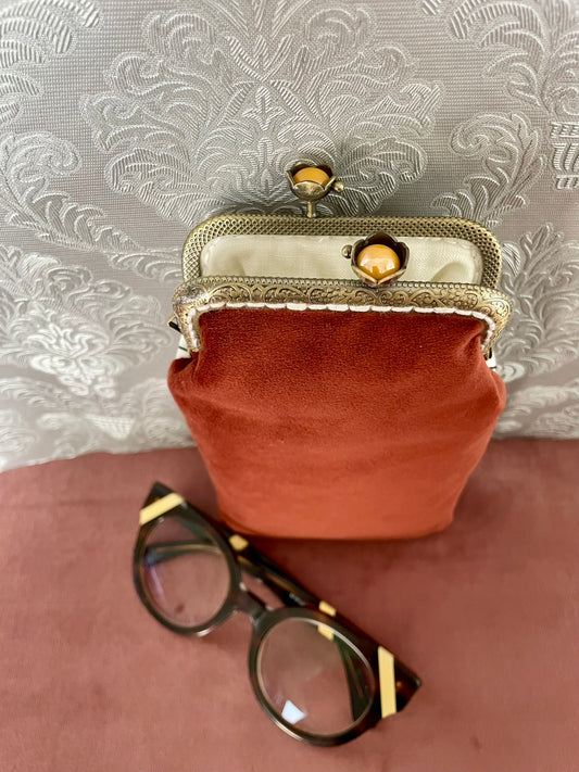Vue du fermoir ouvert couleur bronze et du dos en velours rouille étui à lunettes Le Comptoir de Suzanne