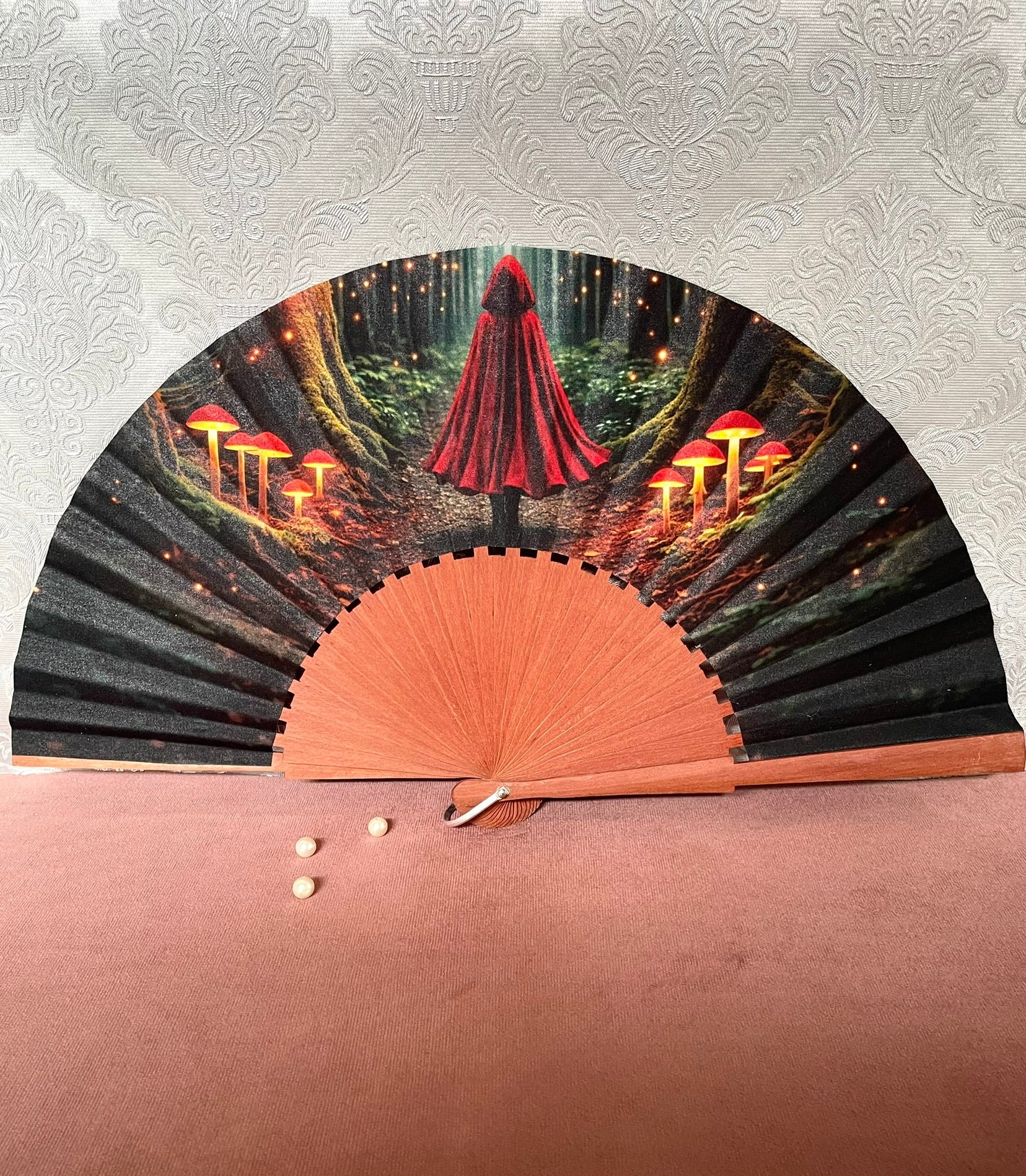 Éventail artisanal en bois fait main modèle Petit Chaperon Rouge et forêt enchantée